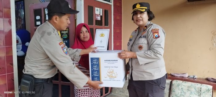 Berkah Ramadhan, Kapolsek Jajaran Polres Pasuruan Berikan Bingkisan Lebaran Kepada Keluarga Korban Tragedi Kanjuruhan