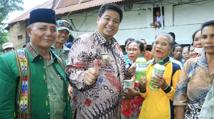Berkantor di Desa Hasinggaan, Bupati Samosir Bawa Pelayanan Gratis