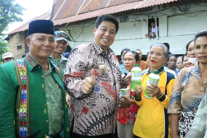 Berkantor di Desa Hasinggaan, Bupati Samosir Bawa Pelayanan Gratis