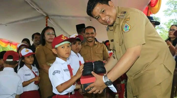 MENDEKATKAN PELAYANAN DAN PEMBANGUNAN BUPATI SAMOSIR BERKANTOR DI DESA PARADUAN
