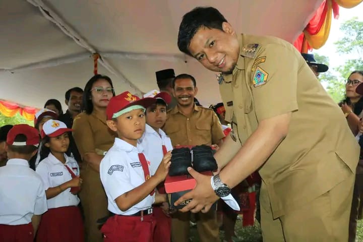 MENDEKATKAN PELAYANAN DAN PEMBANGUNAN BUPATI SAMOSIR BERKANTOR DI DESA PARADUAN