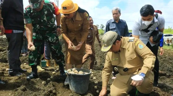 Bunga Desa Partungko Naginjang, Bupati Samosir Ajak Petani Beralih Menggunakan Pupuk Organik