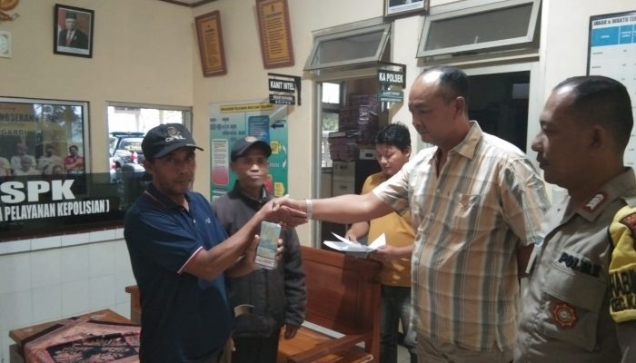 Pelajar Asal Kandangserang Pekalongan yang Berhati Jujur, Kembalikan Uang 10 Juta yang Ia Temukan