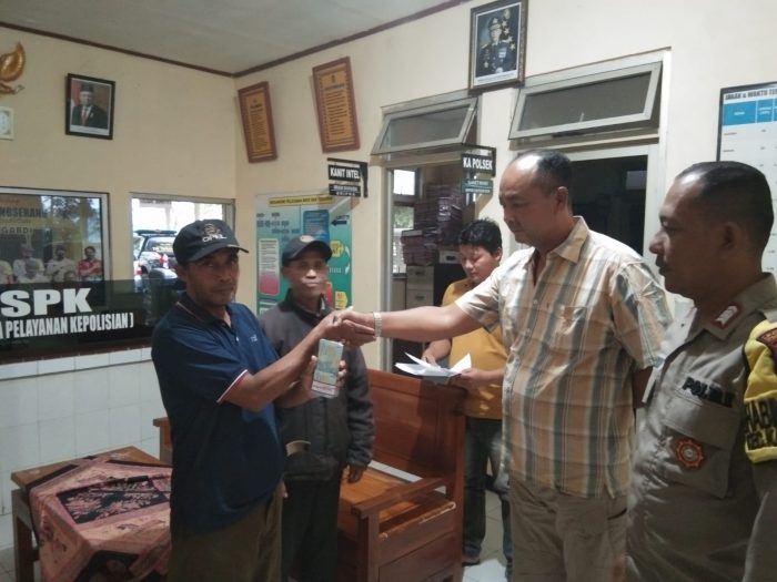 Pelajar Asal Kandangserang Pekalongan yang Berhati Jujur, Kembalikan Uang 10 Juta yang Ia Temukan