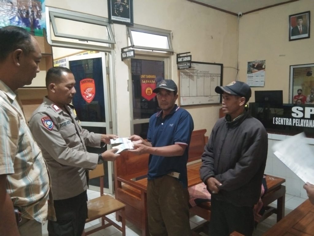 pelajar-asal-kandangserang-pekalongan-yang-berhati-jujur-kembalikan-uang-10-juta-yang-ia-temukan