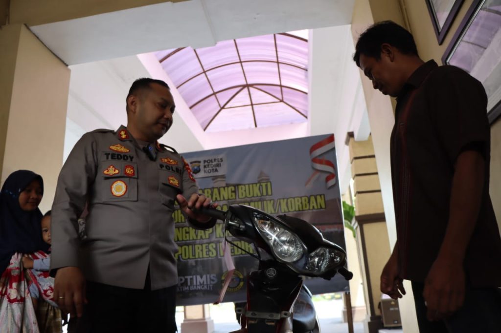 kapolres-kediri-kota-serahkan-kendaraan-bermotor-kepada-para-korban-curanmor