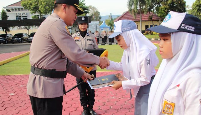 Dua Pelajar di Kandangserang Dapatkan Penghargaan dari Kapolres Pekalongan