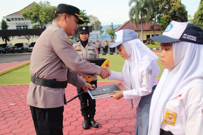 Dua Pelajar di Kandangserang Dapatkan Penghargaan dari Kapolres Pekalongan
