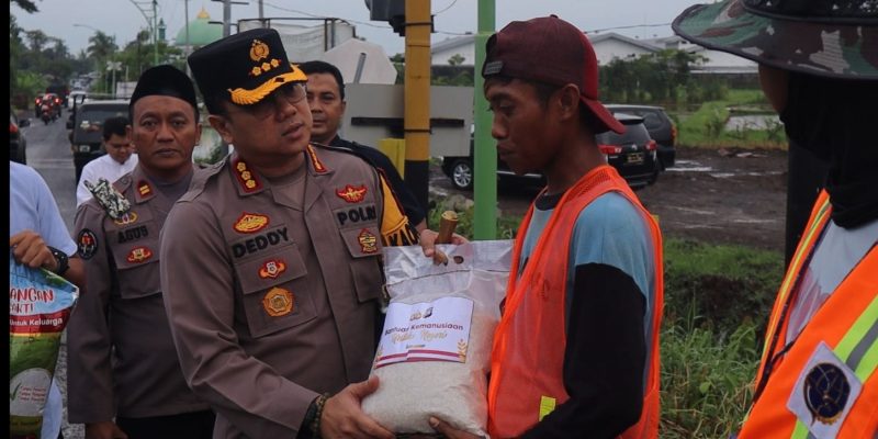 Polri Berbagi, Kapolresta Banyuwangi Distribusikan Bansos Untuk Masyarakat Pinggiran