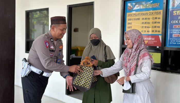 Wajib Pajak Tersenyum Di Bulan Ramadhan Pasca Mengikuti Kuis Saat Membayar Pajak Ranmor Di Samsat Bangil
