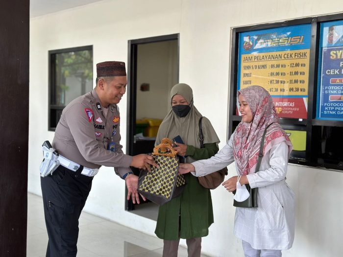 Wajib Pajak Tersenyum Di Bulan Ramadhan Pasca Mengikuti Kuis Saat Membayar Pajak Ranmor Di Samsat Bangil