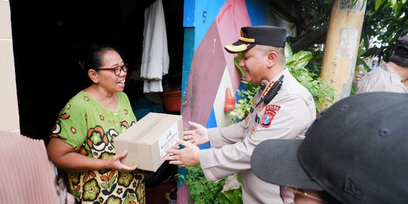 Ditbinmas Polda Jatim Berbagi Bantuan, Warga Slum Area Gubeng Kertajaya Senyum Riang