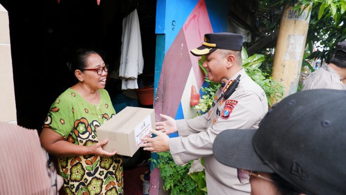 Ditbinmas Polda Jatim Berbagi Bantuan, Warga Slum Area Gubeng Kertajaya Senyum Riang