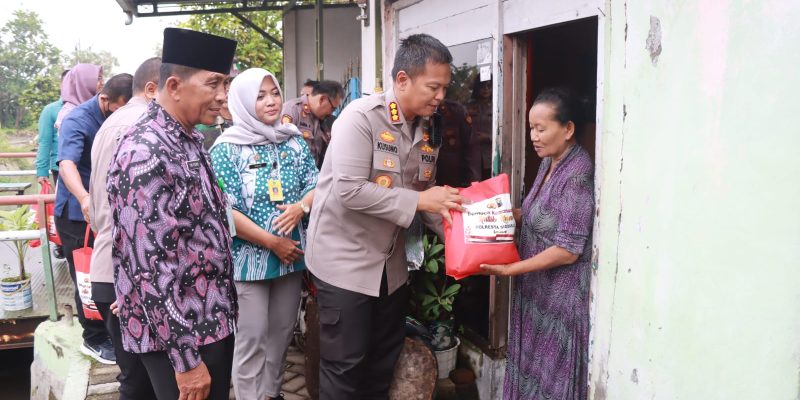 Kapolresta Sidoarjo Blusukan ke Perkampungan Sapa Warga dan Salurkan Bansos