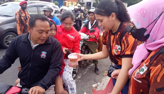 PAC PP Singosari Bagi Takjil Dan Santunan Bagi Anak Yatim Dan Bantuan Sembako Bagi Masyarakat