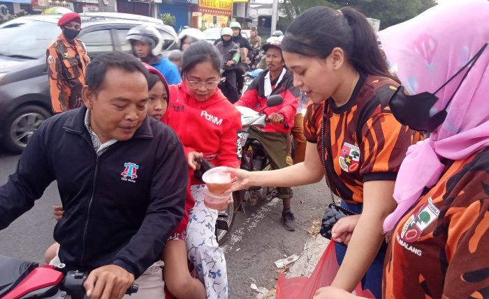 PAC PP Singosari Bagi Takjil Dan Santunan Bagi Anak Yatim Dan Bantuan Sembako Bagi Masyarakat