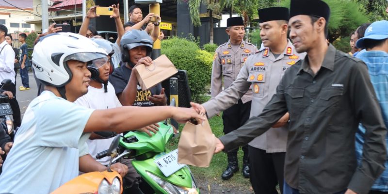 Polres Probolinggo Beserta Bhayangkari dan Awak Media Berbagi Ratusan Takjil Kepada Para Pengendara
