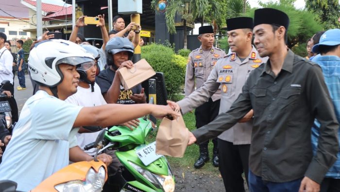 Polres Probolinggo Beserta Bhayangkari dan Awak Media Berbagi Ratusan Takjil Kepada Para Pengendara