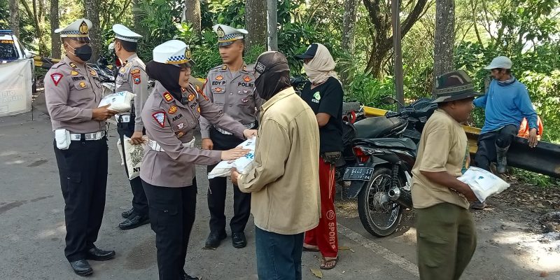 Polres Jember Salurkan Bantuan Sembako dan Edukasi Keselamatan di Gunung Gumitir