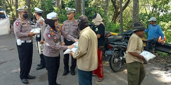 Polres Jember Salurkan Bantuan Sembako dan Edukasi Keselamatan di Gunung Gumitir