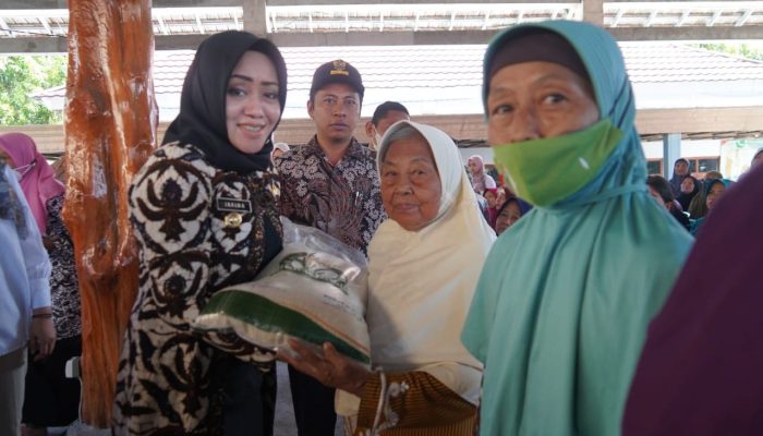 Bupati Mojokerto Salurkan Bantuan Cadangan Pangan kepada 756 Warga Desa Japanan