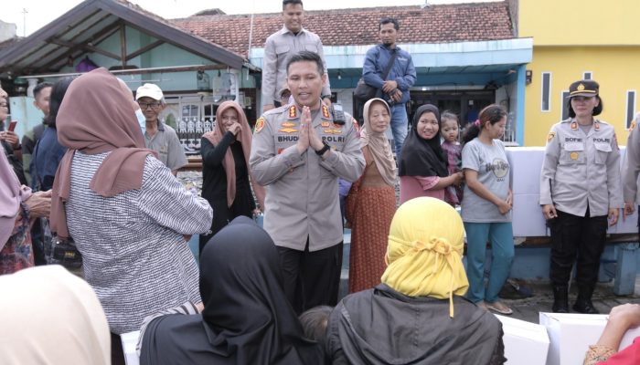 Sambangi Warga Bantaran Rel Kereta Api,  Kapolresta Malang Kota Distribusikan Bantuan Kemanusiaan Untuk Negeri
