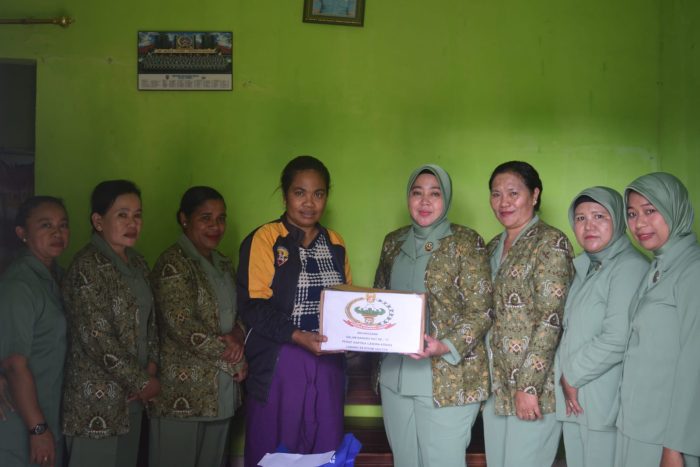Dandim 1621/TTS dan Ketua Persit KCK Cab XX DIM 1621/TTS Anjangsana ke Rumah Warakawuri dan Anak yang Berkebutuhan Khusus