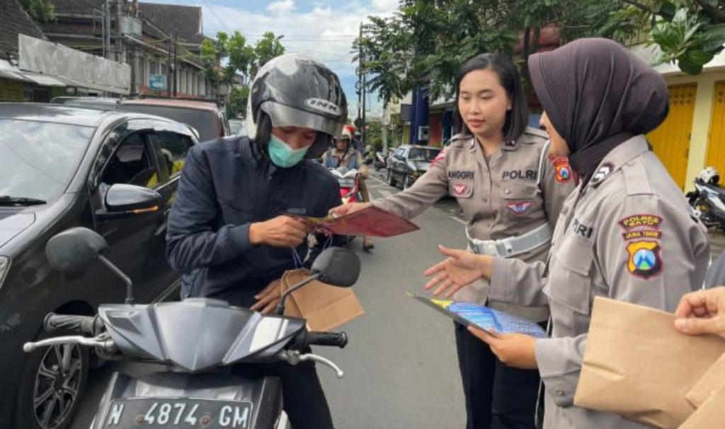Polwan Polres Batu Bagi Takjil Sambil Sosialisasi Rekrutmen Polri