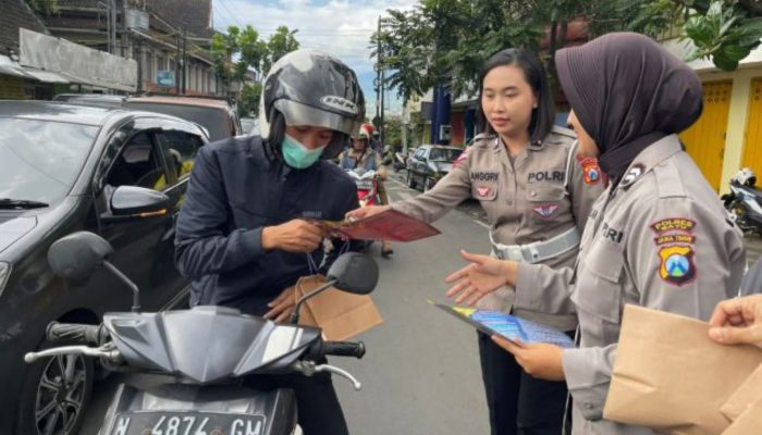 Polwan Polres Batu Bagi Takjil Sambil Sosialisasi Rekrutmen Polri