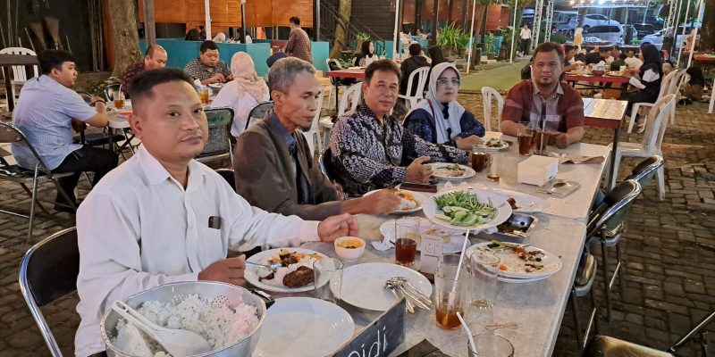 Didik Pramono Bukber Bareng Pengurus DPC Nasdem Pekalongan Barat di RM Selaras Pekalongan