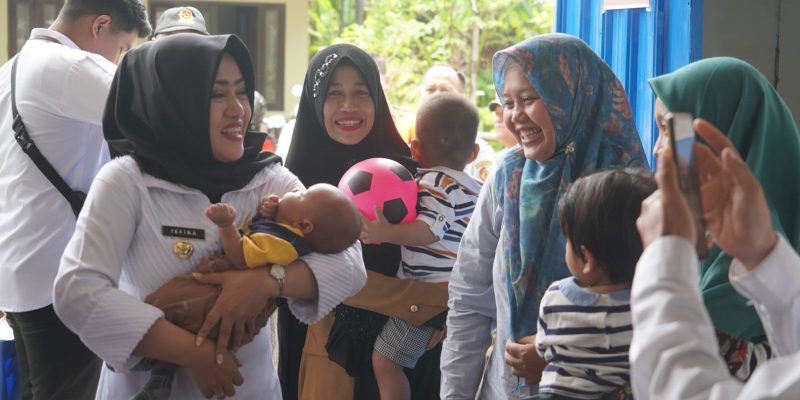 Rangkaian Peringatan Hari Jadi Kabupaten Mojokerto yang Ke-730, Bupati Ikfina Serahkan Bantuan Permakanan Untuk LKSA