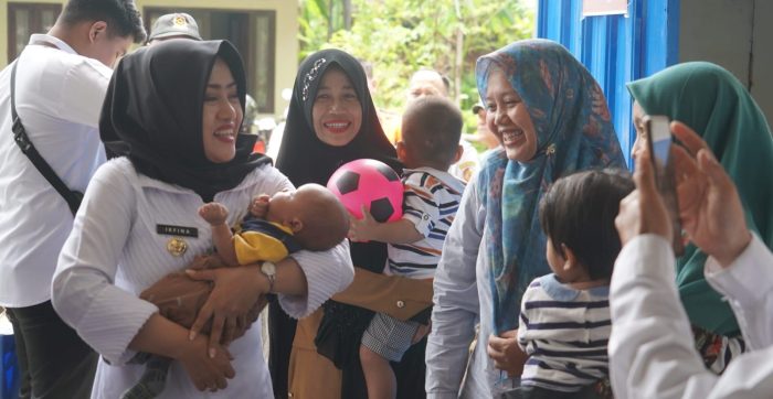 Rangkaian Peringatan Hari Jadi Kabupaten Mojokerto yang Ke-730, Bupati Ikfina Serahkan Bantuan Permakanan Untuk LKSA