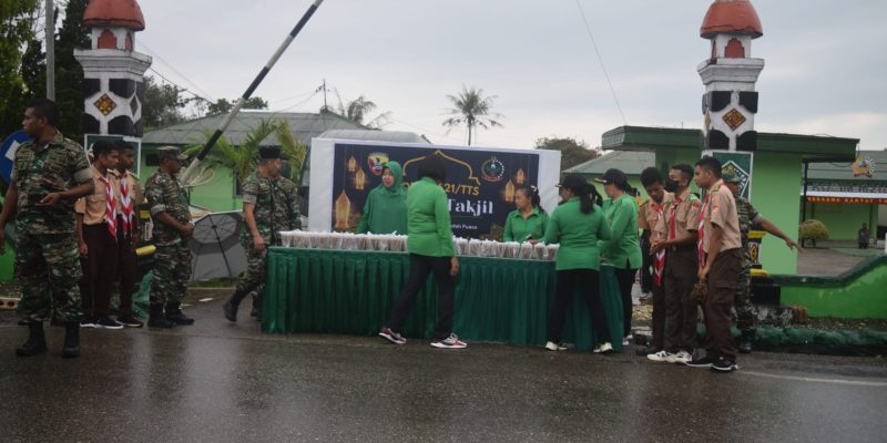 Berkah RamadhanBerkah Ramadhan Dandim 1621/TTS Bagikan Takjil Buka Puasa Dandim 1621/TTS Bagikan Takjil Buka Puasa