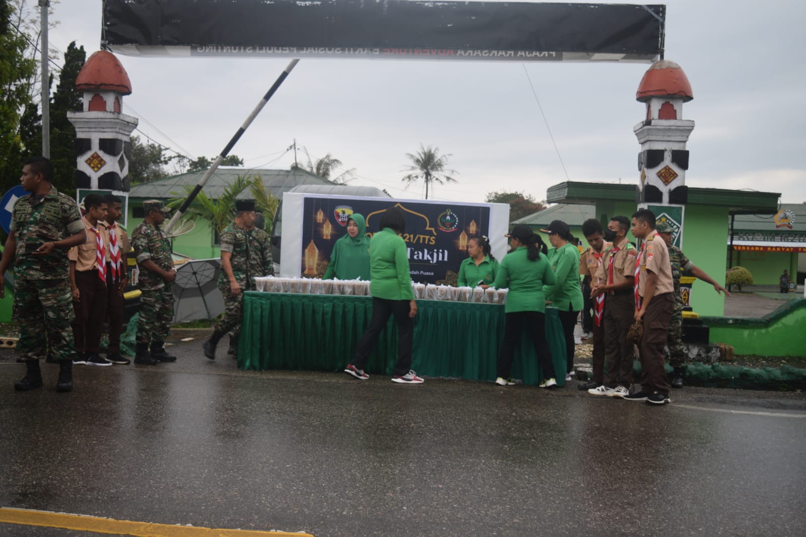 Berkah RamadhanBerkah Ramadhan Dandim 1621/TTS Bagikan Takjil Buka Puasa Dandim 1621/TTS Bagikan Takjil Buka Puasa