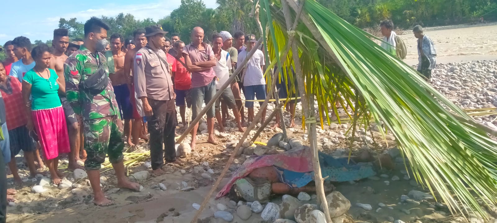 Koptu Tukimin Bantu Evakuasi korban Hanyut Di Sungai Noelmina