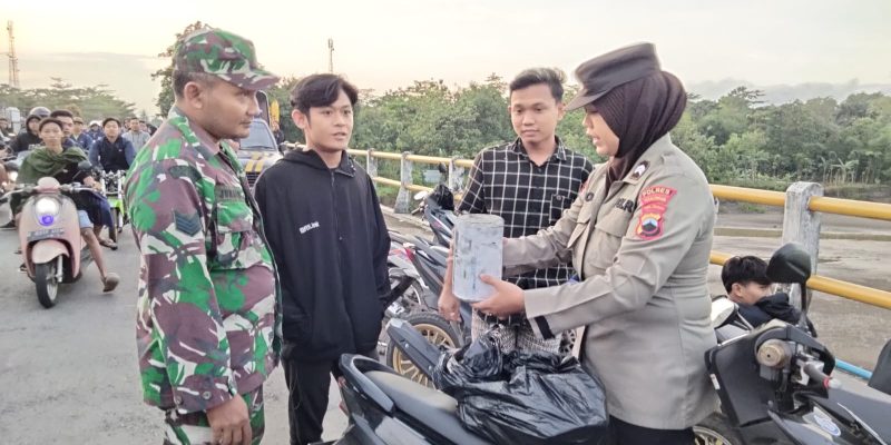 Patroli Polsek Kesesi Amankan Belasan Petasan Siap Ledak