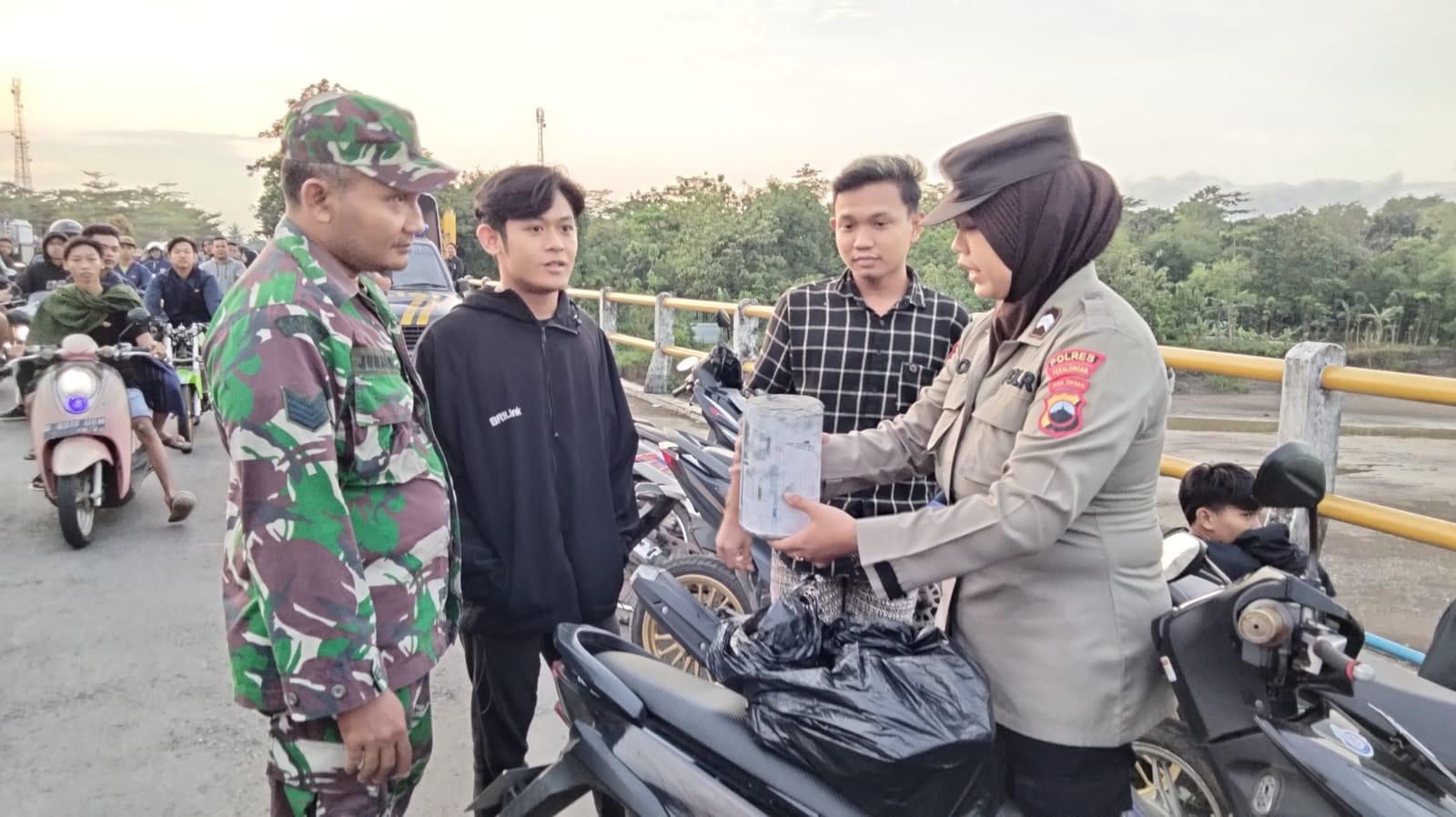 Patroli Polsek Kesesi Amankan Belasan Petasan Siap Ledak