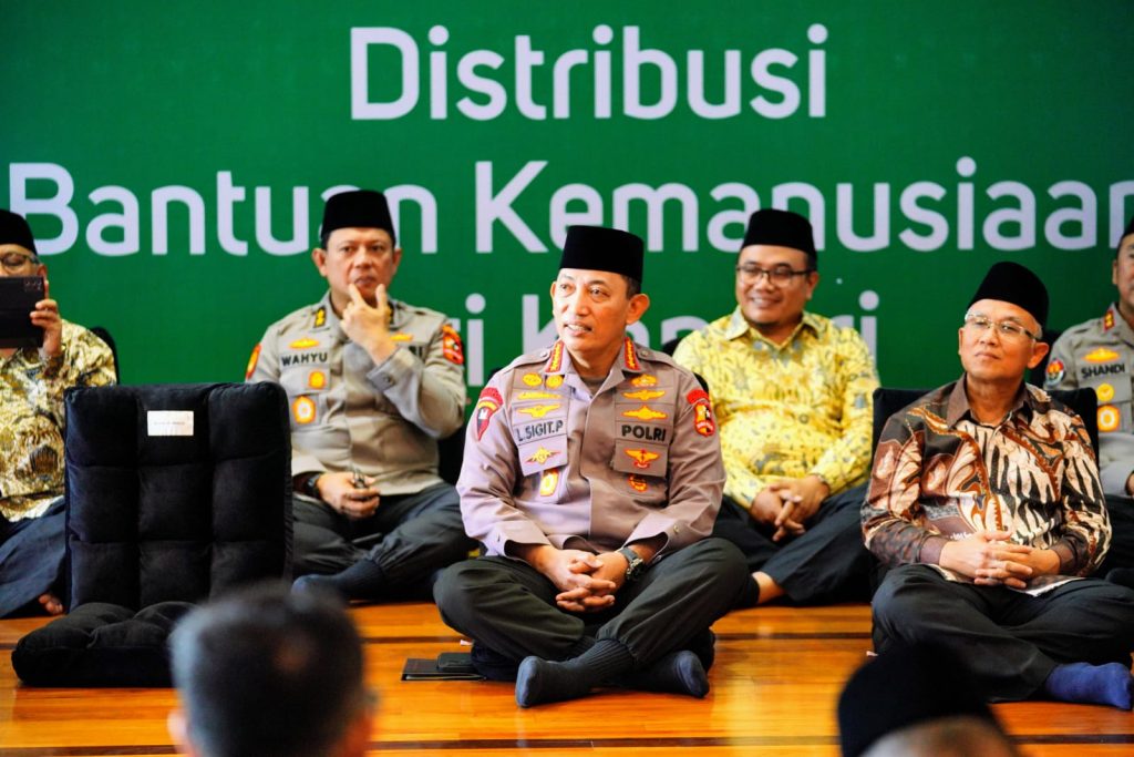 Kerjasama Bareng PP Persis, Kapolri Salurkan 30 Ribu Sembako ke Warga yang Membutuhkan