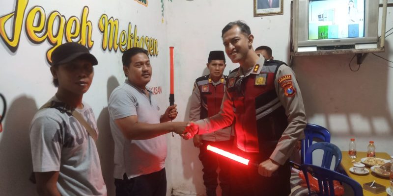 Sinergitas Polres Pamekasan Bersama Kodim 0826 Patroli Dialogis Sambil Berbagi Berkah