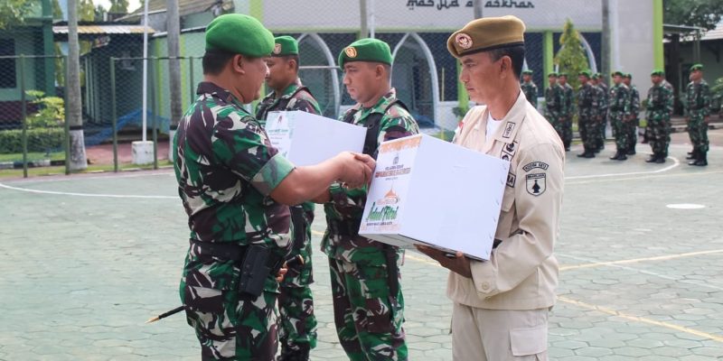 Dandim Bojonegoro serahkan bingkisan Lebaran kepada Prajurit dan PNS