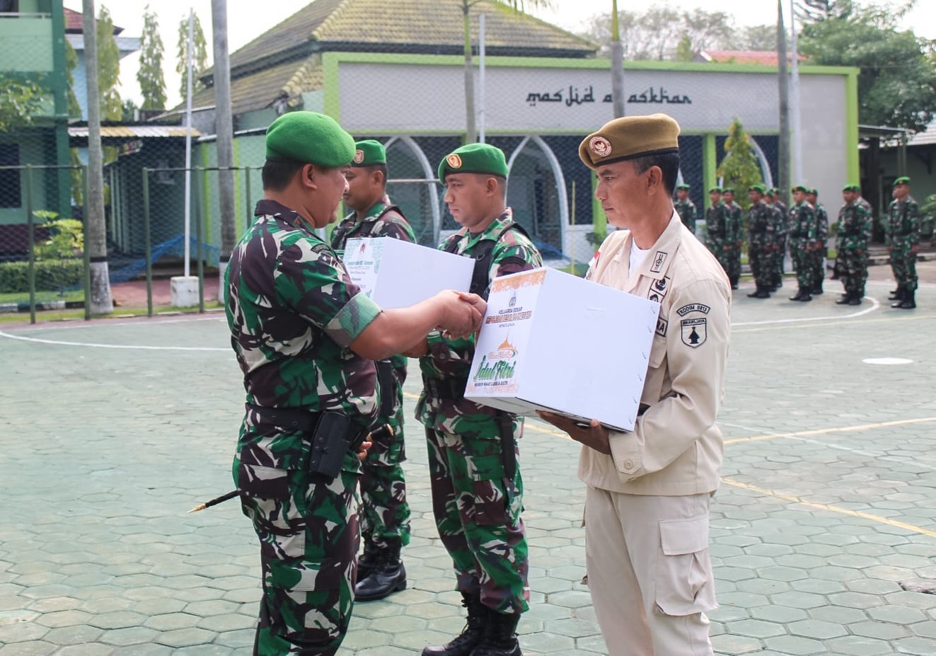 Dandim Bojonegoro serahkan bingkisan Lebaran kepada Prajurit dan PNS