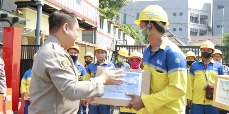 Polres Tanjung Perak Salurkan Bantuan Sembako Untuk Petugas Kebersihan