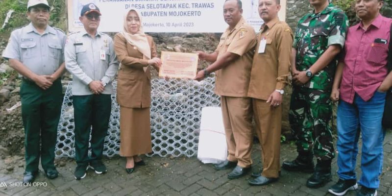 Bupati Ikfina Serahkan Bansos Dalam Rangka untuk Desa dan Warga Terdampak Bencana Hidrometeorologi