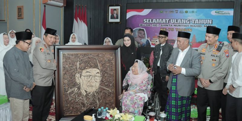Kapolda Jatim Mengenang Gus Dur, Berikan Poster Unik Untuk Hj. Sinta Nuriyah Wahid