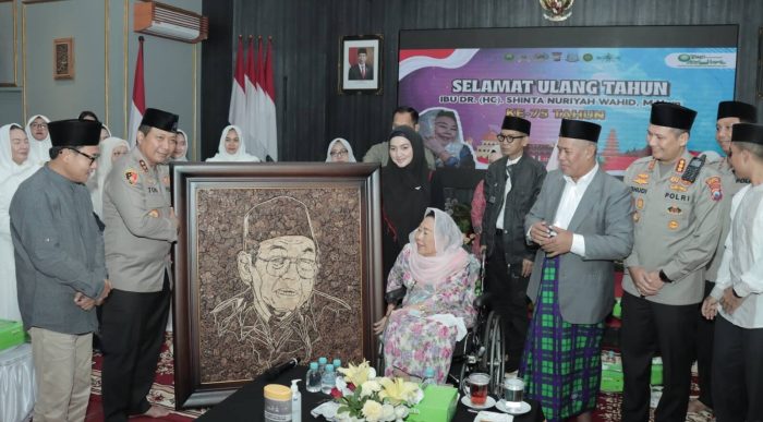 Kapolda Jatim Mengenang Gus Dur, Berikan Poster Unik Untuk Hj. Sinta Nuriyah Wahid