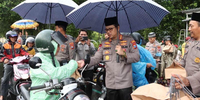 Hujan Tak Menghalangi Polresta Banyuwangi Berbagi 1000 Takjil