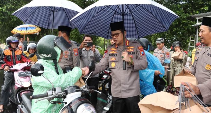 Hujan Tak Menghalangi Polresta Banyuwangi Berbagi 1000 Takjil