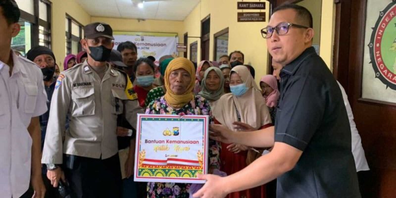 Ditresnarkoba Polda Jawa Timur Berbagi Sembako di Slum Area Surabaya