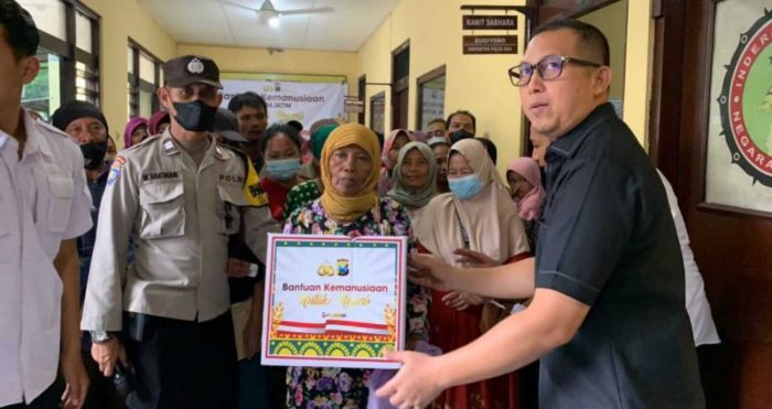Ditresnarkoba Polda Jawa Timur Berbagi Sembako di Slum Area Surabaya