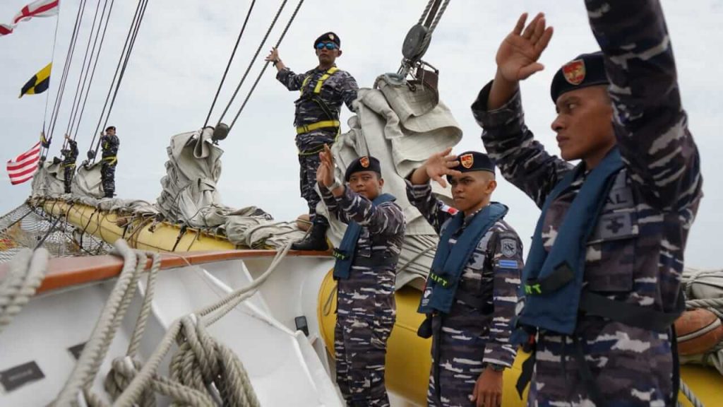 Rasa Bangga Iringi Keberangkatan Prajurit TNI AL KRI Bima Suci Arungi Tiga Benua